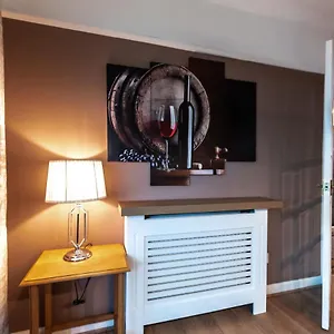 Cheerful 3-bedroom Douglas House With Patio , Southampton United Kingdom